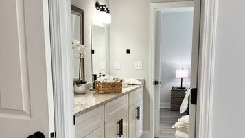 Rumah, 4 kamar tidur, balkon | Interior