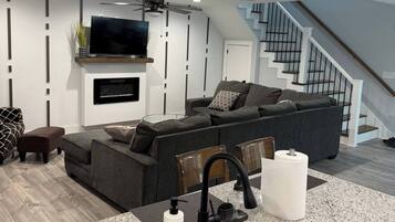 House, 4 Bedrooms, Balcony | Living room