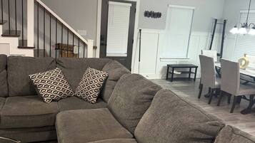 Rumah, 4 kamar tidur, balkon | Ruang keluarga