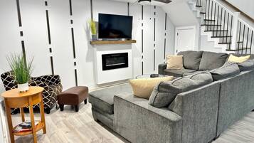 House, 4 Bedrooms, Balcony | Living room