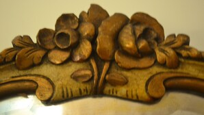 A close-up of a wooden decorative element with carved floral patterns. - Individual room in the Heart of the town (El Calafate)