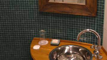 Secador de pelo, toallas