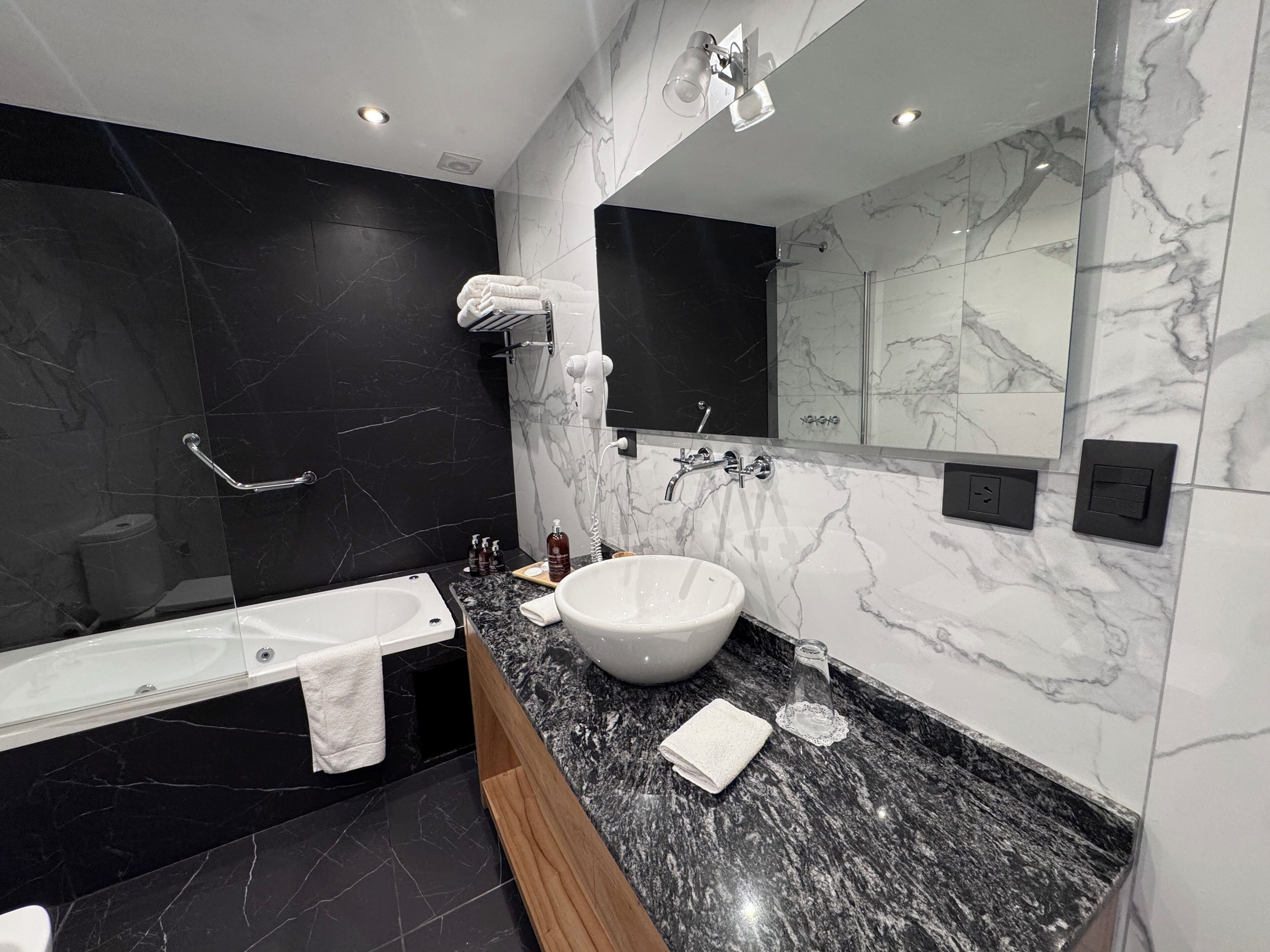 Een bubbelbad, een haardroger, een bidet, handdoeken