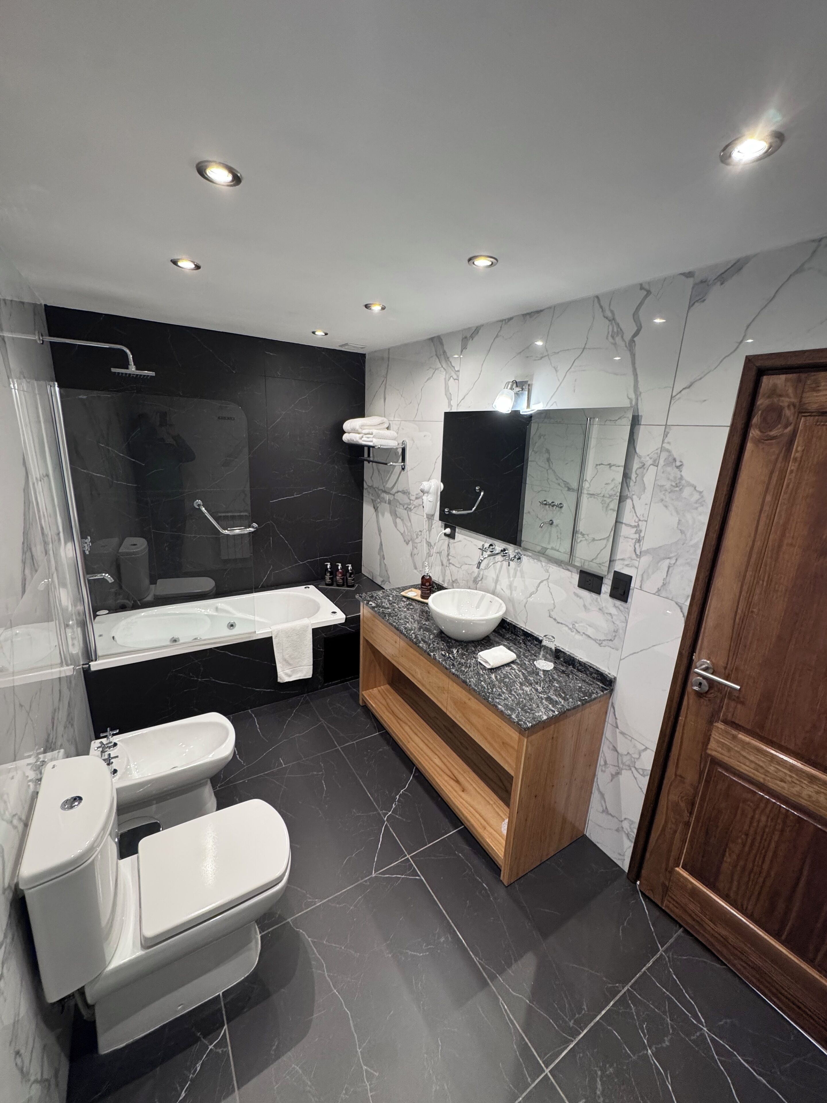 Een bubbelbad, een haardroger, een bidet, handdoeken