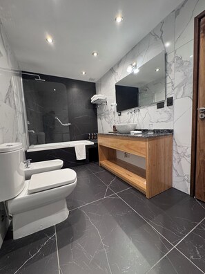 Jetted bath, hair dryer, bidet, towels