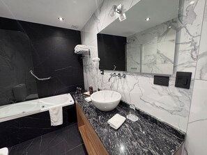 Jetted bath, hair dryer, bidet, towels - Premium TWEEN SUITE - Deluxe Double room in the heart of the town (El Calafate)