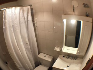 Sèche-cheveux, bidet, serviettes fournies