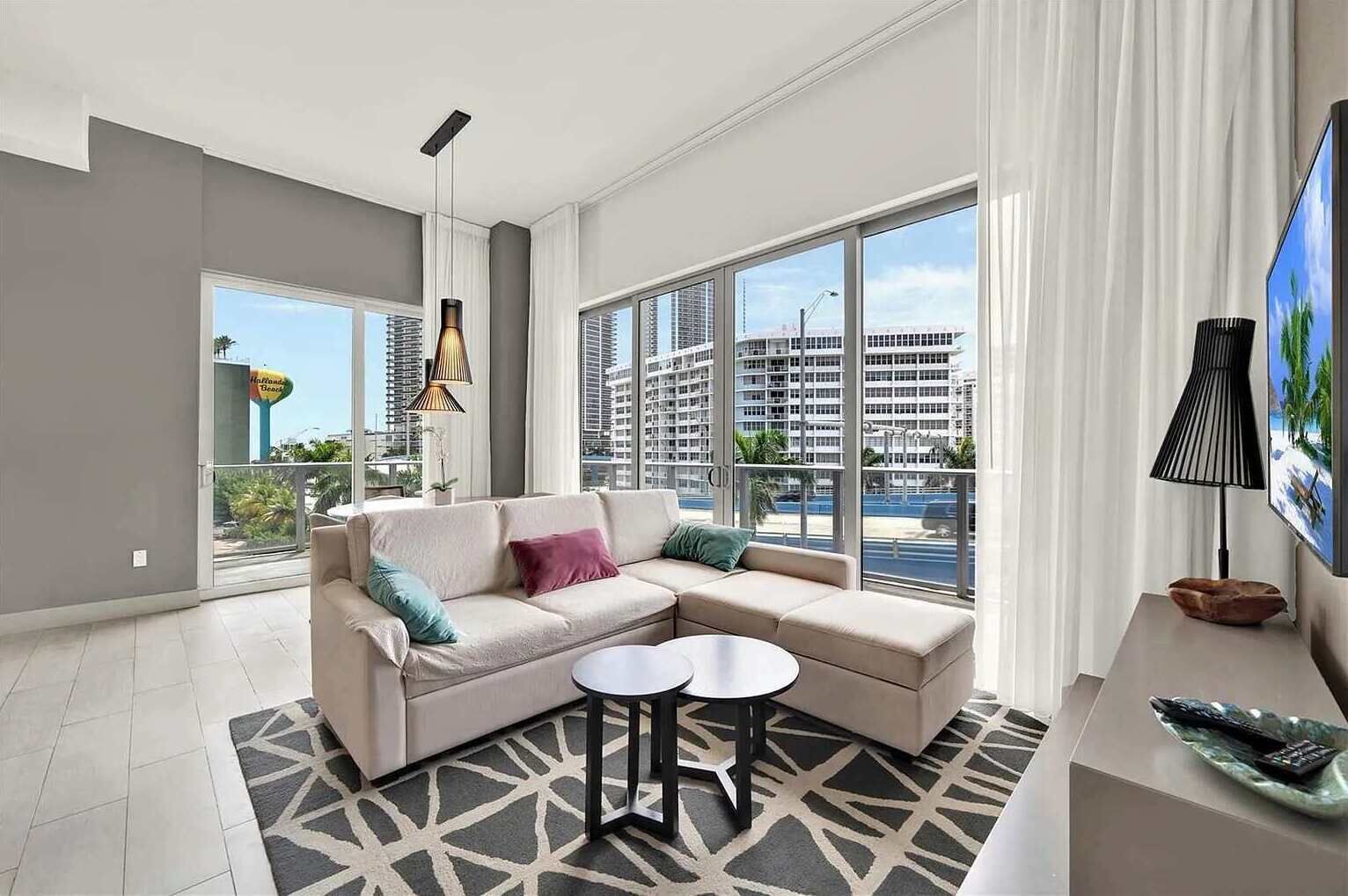 Televisión y oficina 