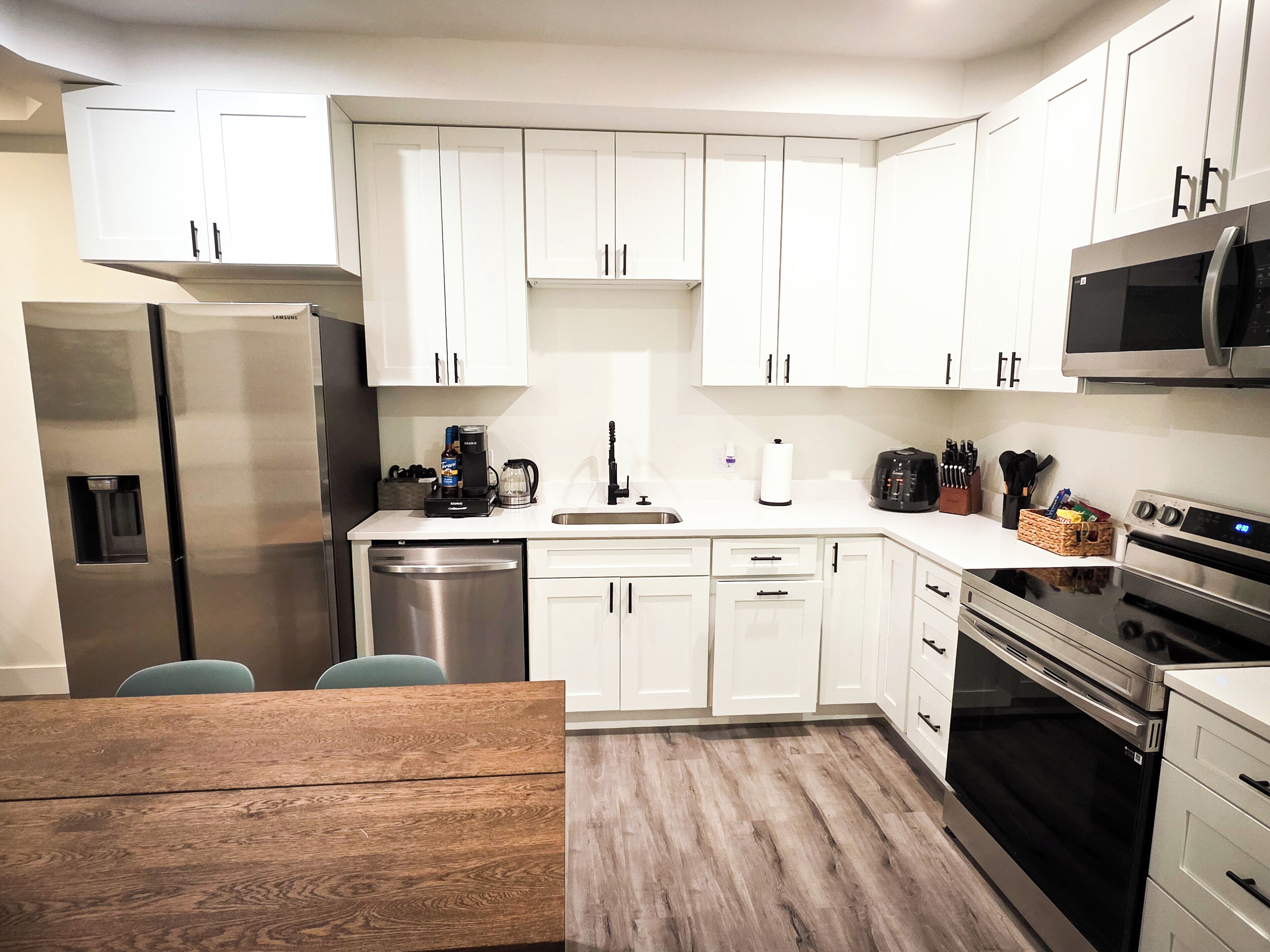 Frigorífico, microondas, horno y placa de cocina