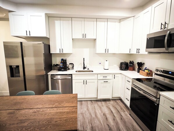 Frigorífic, microones, forn i placa de cuina