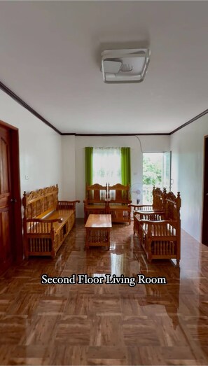 House, 4 Bedrooms, Smoking, Balcony | Living room