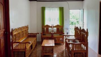 House, 4 Bedrooms, Smoking, Balcony | Living room