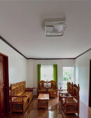 Maison, 4 chambres, fumeurs, balcon | Salle de séjour