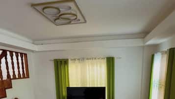 House, 4 Bedrooms, Smoking, Balcony | Living room