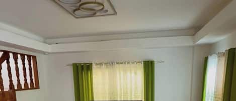 ハウス 4 ベッドルーム 喫煙可 バルコニー | リビングルーム