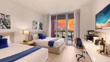 Bureau, fer et planche à repasser, lit parapluie, Wi-Fi