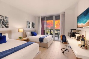 Escritorio, tabla de planchar con plancha, cuna de viaje y wifi