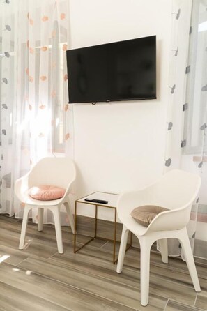 إستديو مريحة | خزنة داخل الغرفة ومكتب وتجهيزات عازلة للصوت وواي فاي مجانًا