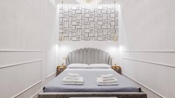 Junior Suite, 1 Queen Bed, Private Bathroom | In-room safe, desk, soundproofing, free WiFi