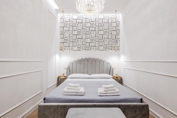 جناح جونيور - سرير كبير - بحمام خاص | خزنة داخل الغرفة ومكتب وتجهيزات عازلة للصوت وواي فاي مجانًا