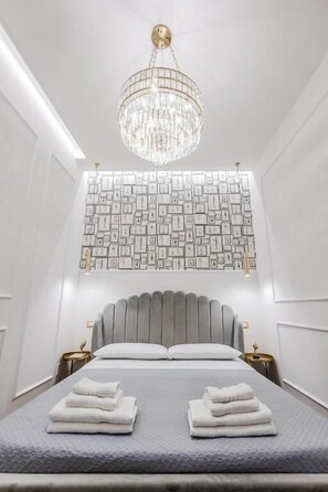 小型套房, 1 张大床, 私人浴室 | 客房内保险箱、办公桌、隔音、免费 WiFi