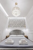 Suite Junior, 1 letto queen, bagno privato | Una cassaforte in camera, una scrivania, insonorizzazione