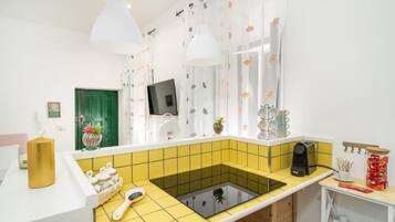 Comfort Studio | Private kitchen | Fridge, oven, stovetop, cookware/dishes/utensils