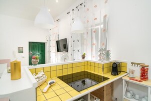 Monolocale comfort | Cucina privata | Frigorifero, forno, piano cottura, pentole/stoviglie/utensili