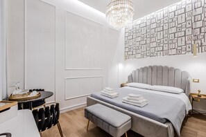 Suite junior, 1 cama Queen size, baño privado | Caja de seguridad en la habitación, escritorio y insonorización 