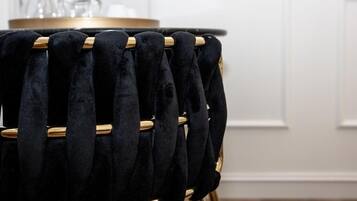 Suite junior, 1 cama Queen size, baño privado | Baño | Regadera, amenidades de baño gratuitas, secadora de cabello, toallas