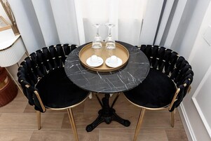 Suite Junior, 1 letto queen, bagno privato | Una cassaforte in camera, una scrivania, insonorizzazione