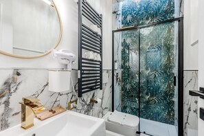 小型套房, 1 张大床, 私人浴室 | 浴室 | 淋浴设施、免费洗浴用品、吹风机、毛巾