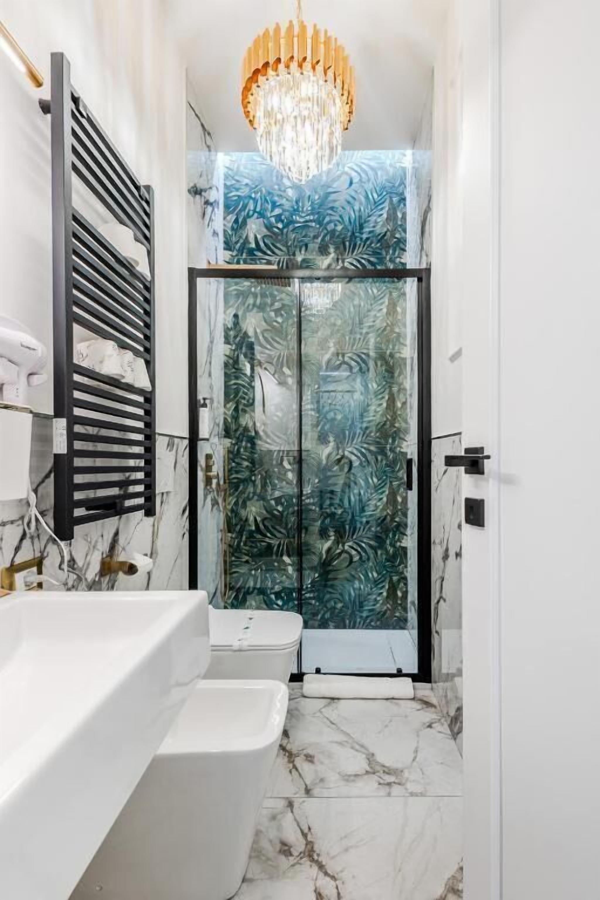 Suite Junior, 1 Tempat Tidur Queen, kamar mandi pribadi | Kamar mandi | Shower, perlengkapan mandi gratis, pengering rambut, dan kloset