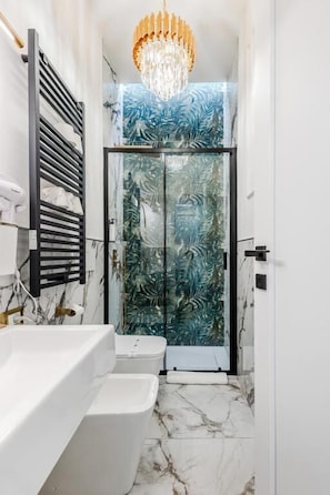 Suite junior, 1 cama de matrimonio, baño privado | Baño | Ducha, artículos de higiene personal gratuitos, secador de pelo y bidé