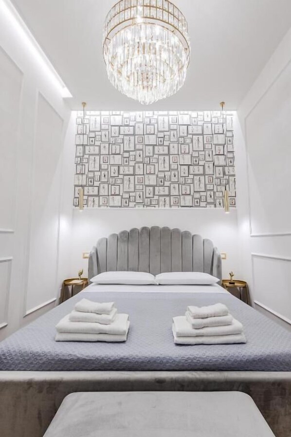 小型套房, 1 张大床, 私人浴室 | 客房内保险箱、办公桌、隔音、免费 WiFi