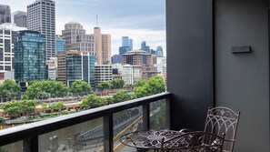 Outdoor dining - Opulent River View Living in Southbank (Southbank)
