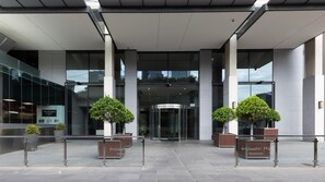 Exterior - Opulent River View Living in Southbank (Southbank)