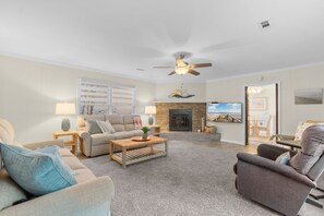 TV - Walk to Beach 3-Bedroom Coastal Retreat w/ Full Kitchen & Washer/Dryer (Surfside Beach)
