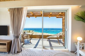 Villa, vista al mar | Sala de estar | Smart TV de 32 pulgadas con canales vía satélite y Netflix 