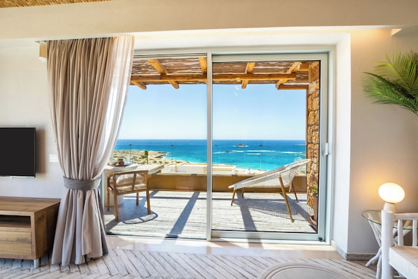 Villa, vista al mar | Sala de estar | Smart TV de 32 pulgadas con canales vía satélite y Netflix 