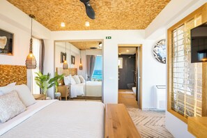 Villa, vista al mar | Caja de seguridad en la habitación y decoración personalizada 