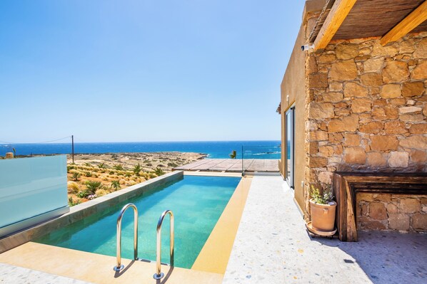 حمام سباحة خاص