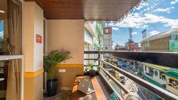 6 bed Mixed Dorm | Balcony