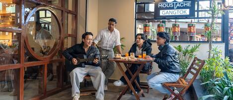 6 bed Mixed Dorm | Executive-Lounge