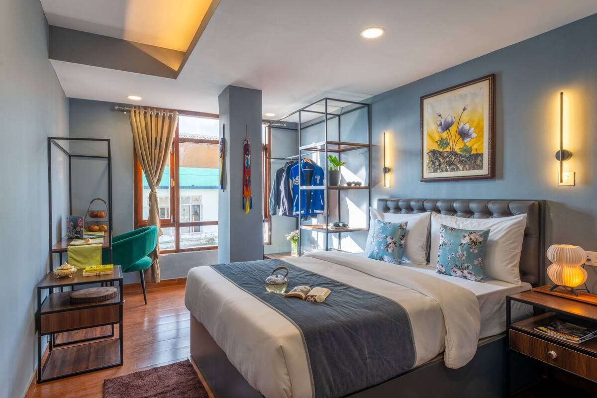 ห้องดีลักซ์ดับเบิล | โต๊ะทำงาน, พื้นที่ทำงานแบบใช้แล็ปท็อป, ผ้าปูที่นอน