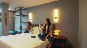 Deluxe Double Room | Meja, Internet berwayar percuma