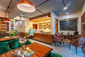 Lobby sitting area - Moustache Hostel Gangtok (Gangtok)