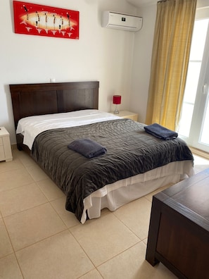 3 chambres, fer et planche à repasser, draps fournis