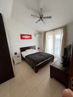 3 soverom, strykejern/-brett og sengetøy