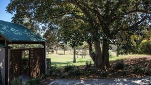Property grounds - Petersons Wines Dairy Cottage with Free Wine Tasting (Pokolbin)
